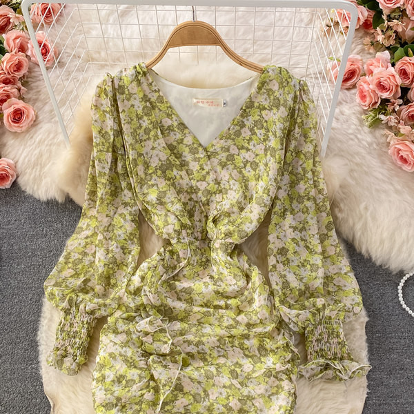 Lillemustri ja spitsikaelusega naiste vabaajakleit