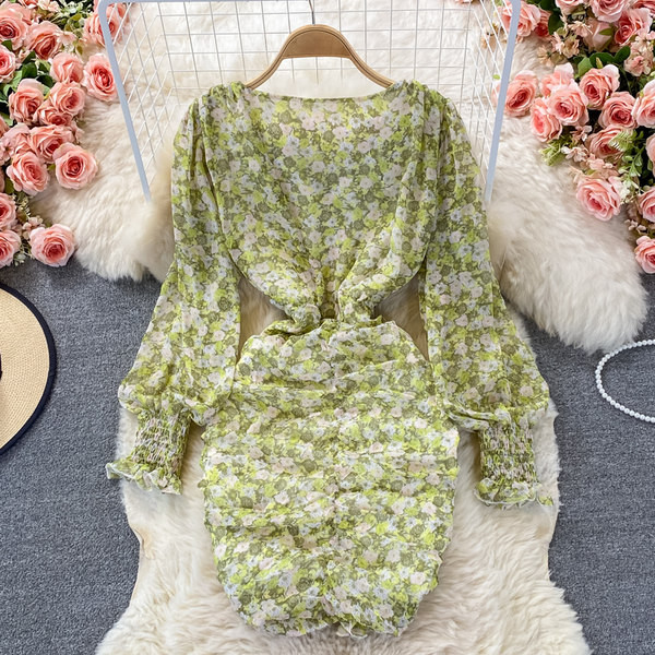 Lillemustri ja spitsikaelusega naiste vabaajakleit