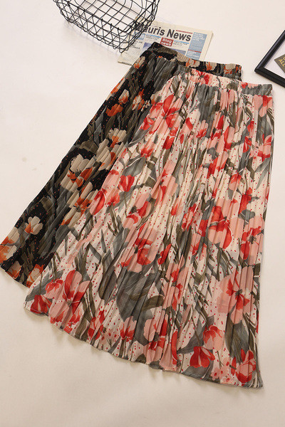 Plisirana ženska suknja sa cvjetnim uzorkom i visokim strukom