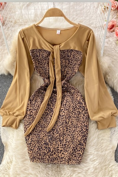 Naiste moodne loomamustrite ja lipsudega kleit