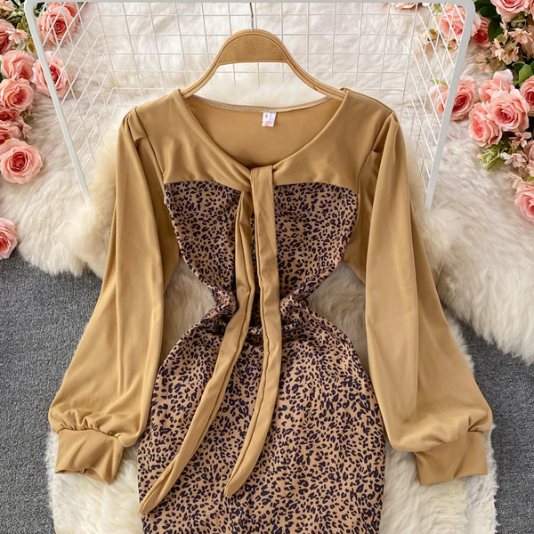 Naiste moodne loomamustrite ja lipsudega kleit