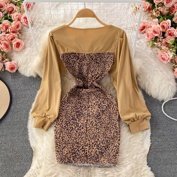 Naiste moodne loomamustrite ja lipsudega kleit