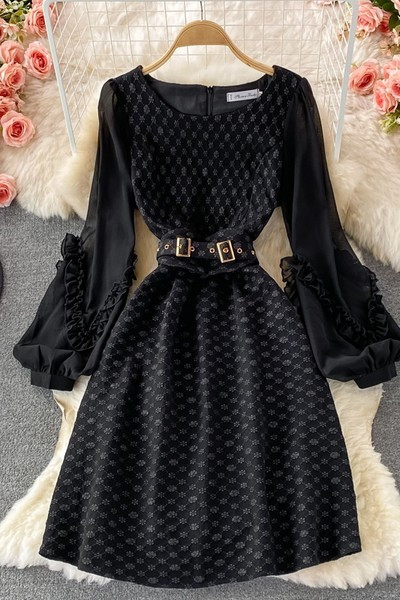 Дамска рокля с колан и широки ръкави 