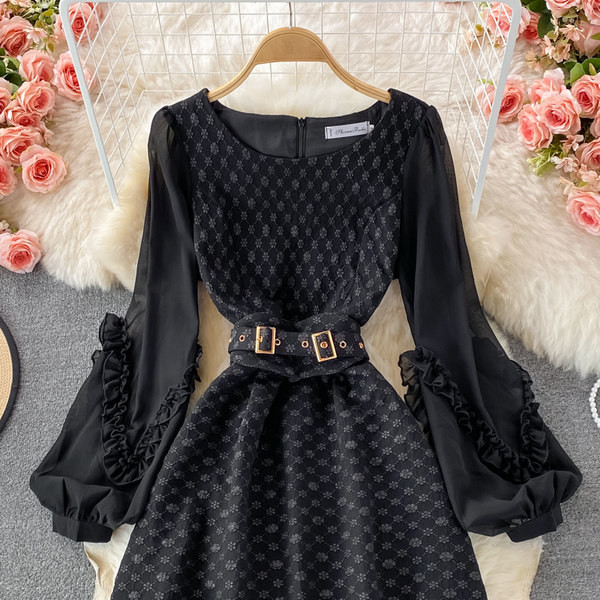 Дамска рокля с колан и широки ръкави 