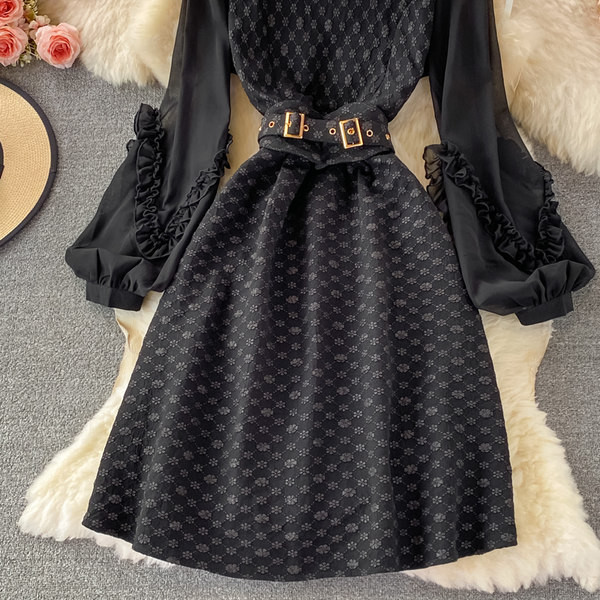 Дамска рокля с колан и широки ръкави 