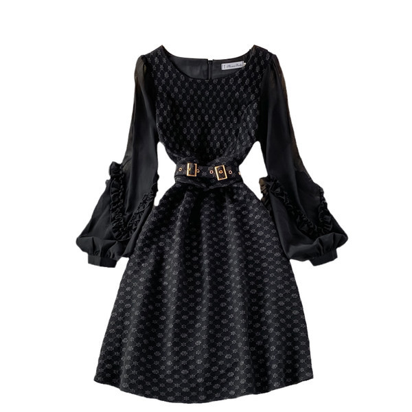 Дамска рокля с колан и широки ръкави 