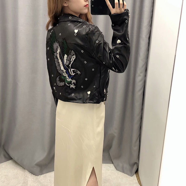 Moodne kabe ja tikitud südametega kunstnahast jakk