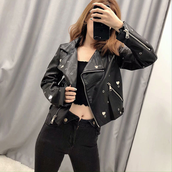 Moodne kabe ja tikitud südametega kunstnahast jakk