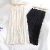 Актуална дамска пола с пискюли