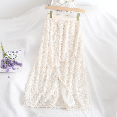 Актуална дамска пола с пискюли