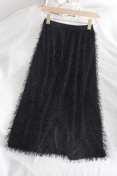 Актуална дамска пола с пискюли