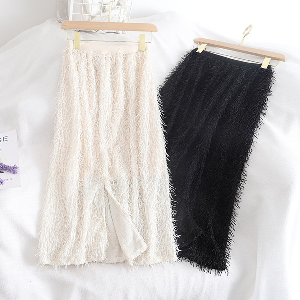 Актуална дамска пола с пискюли