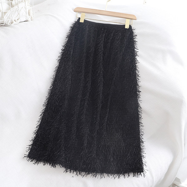 Актуална дамска пола с пискюли