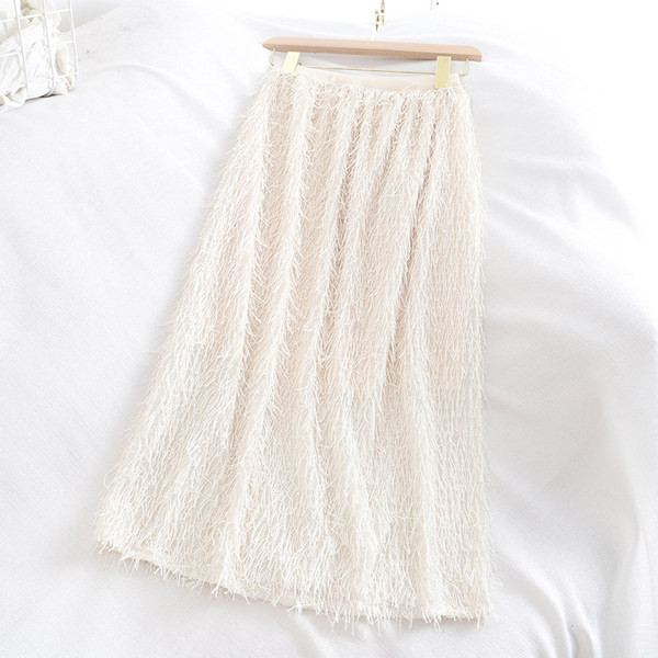 Актуална дамска пола с пискюли