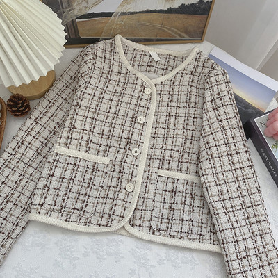 Naiste nööpide ja taskutega tviidmantel