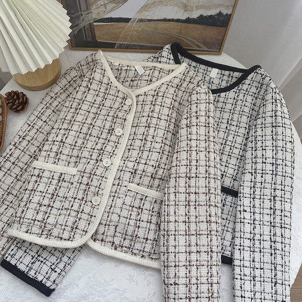 Naiste nööpide ja taskutega tviidmantel