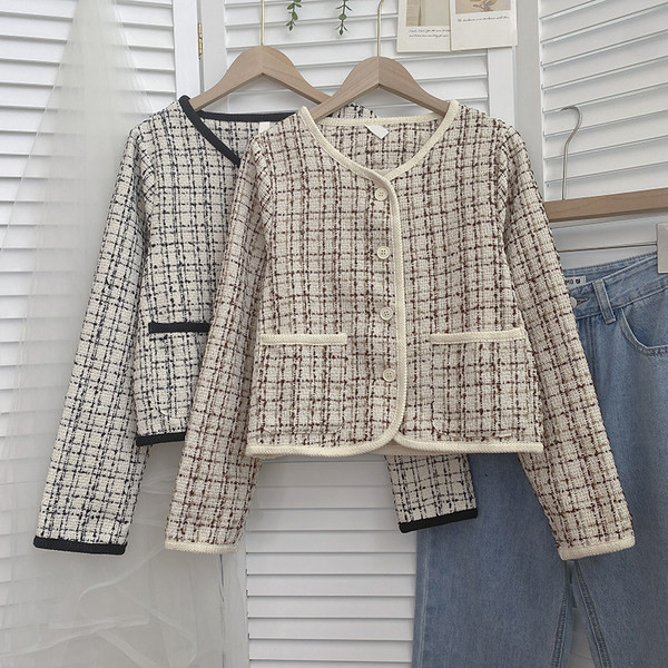 Naiste nööpide ja taskutega tviidmantel