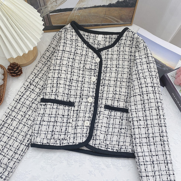 Naiste nööpide ja taskutega tviidmantel