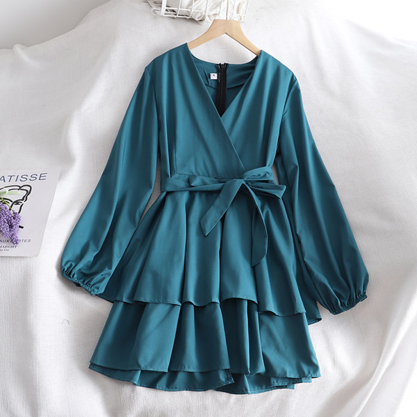 Moodne naiste kleit pikkade varrukatega-lõikeline mudel