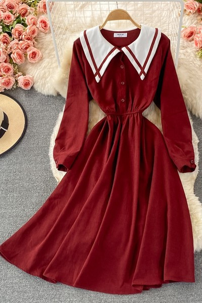 Neljas värvitoonis elastse vöökoha ja pikkade varrukatega naiste kleit