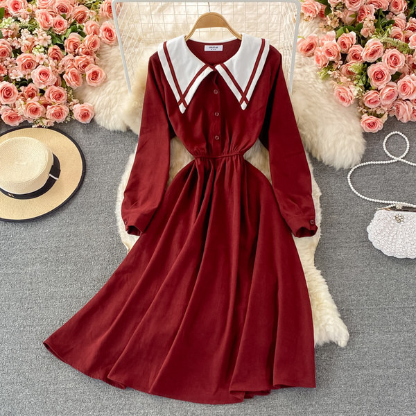 Neljas värvitoonis elastse vöökoha ja pikkade varrukatega naiste kleit