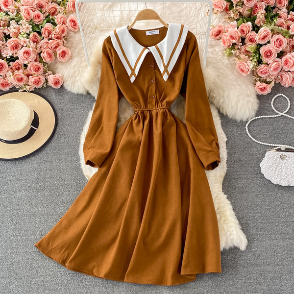 Neljas värvitoonis elastse vöökoha ja pikkade varrukatega naiste kleit