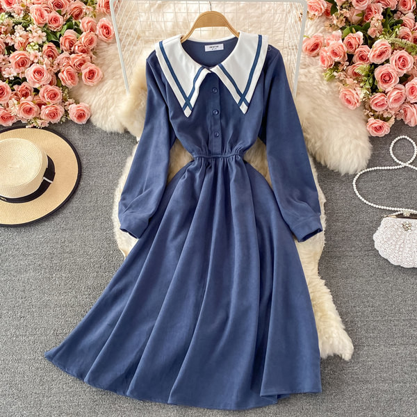 Neljas värvitoonis elastse vöökoha ja pikkade varrukatega naiste kleit