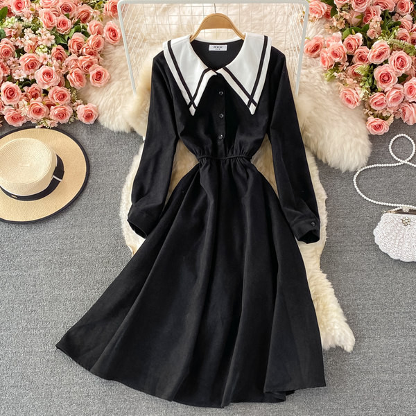 Neljas värvitoonis elastse vöökoha ja pikkade varrukatega naiste kleit