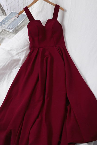 Kaasaegne naiste kleit rihmadega – mitmes värvitoonis