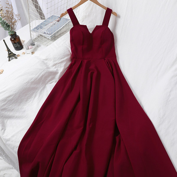 Kaasaegne naiste kleit rihmadega – mitmes värvitoonis