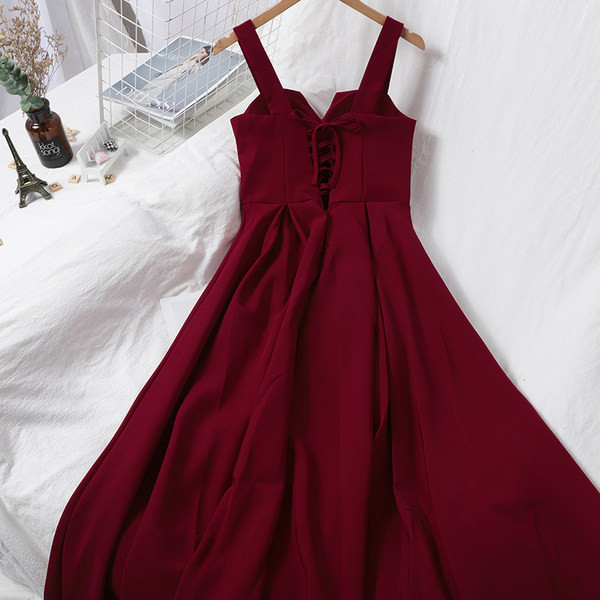 Kaasaegne naiste kleit rihmadega – mitmes värvitoonis