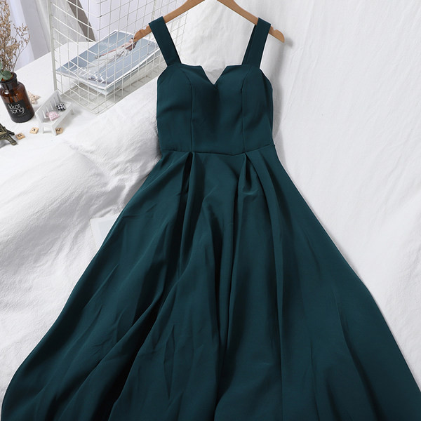 Kaasaegne naiste kleit rihmadega – mitmes värvitoonis