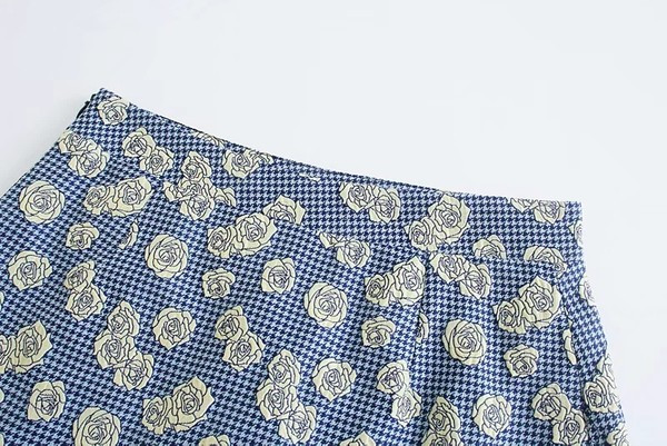 Väljalõigatud osa ja lillemustriga sügisseelik