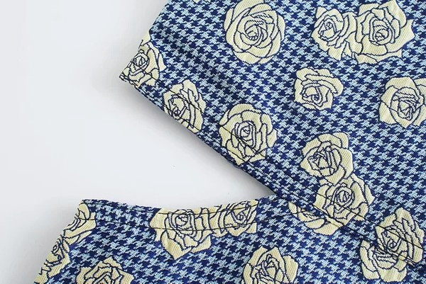 Väljalõigatud osa ja lillemustriga sügisseelik