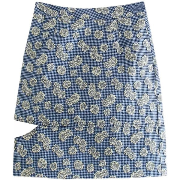 Väljalõigatud osa ja lillemustriga sügisseelik