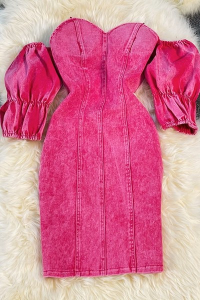 Testhezálló női ruha csupasz váll