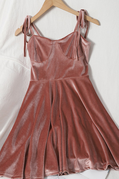 Модерна дамска разкроена рокля с тънки презрамки - от кадифе