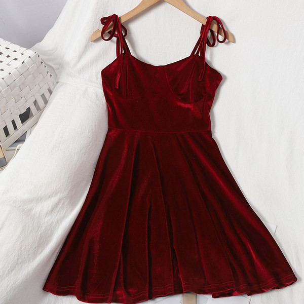 Модерна дамска разкроена рокля с тънки презрамки - от кадифе