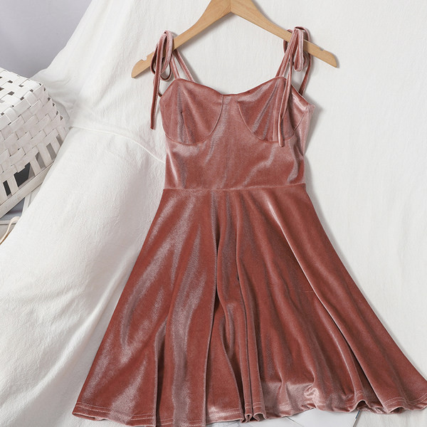 Модерна дамска разкроена рокля с тънки презрамки - от кадифе