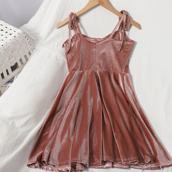 Модерна дамска разкроена рокля с тънки презрамки - от кадифе