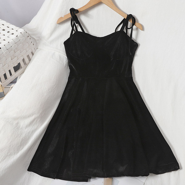 Модерна дамска разкроена рокля с тънки презрамки - от кадифе