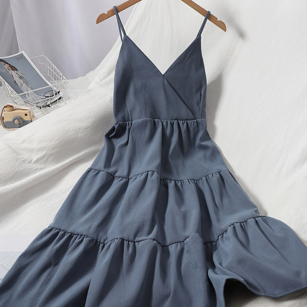 Μοντέρνο φόρεμα με λεπτά τιραντάκια  - κομμένο μοντέλο