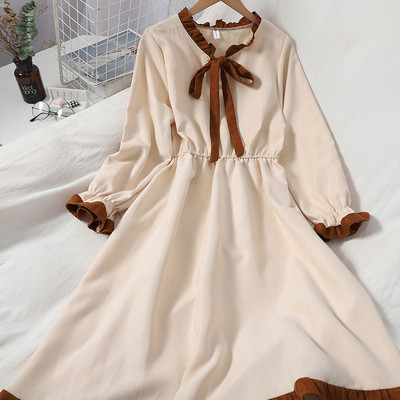 Naiste lõikega ovaalse dekoltee ja pikkade varrukatega kleit