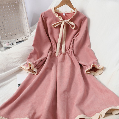 Naiste lõikega ovaalse dekoltee ja pikkade varrukatega kleit