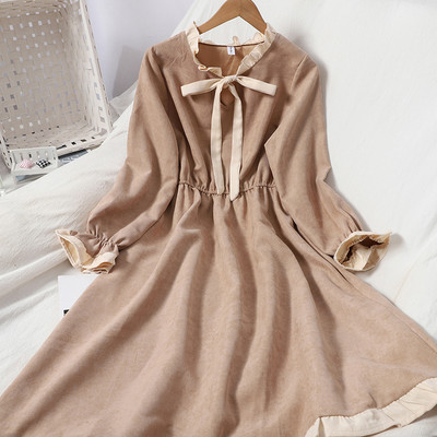 Naiste lõikega ovaalse dekoltee ja pikkade varrukatega kleit