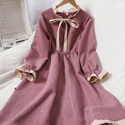 Naiste lõikega ovaalse dekoltee ja pikkade varrukatega kleit