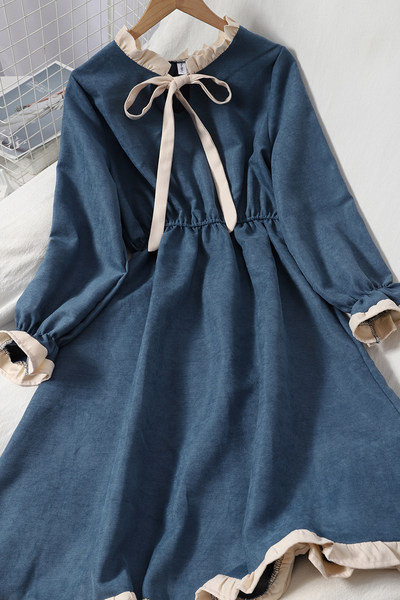 Naiste lõikega ovaalse dekoltee ja pikkade varrukatega kleit