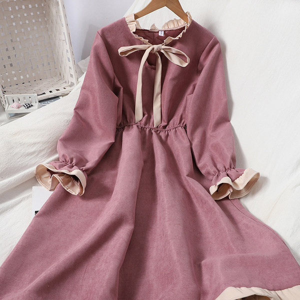 Naiste lõikega ovaalse dekoltee ja pikkade varrukatega kleit