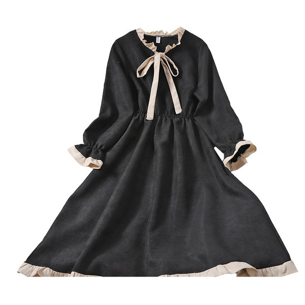 Naiste lõikega ovaalse dekoltee ja pikkade varrukatega kleit