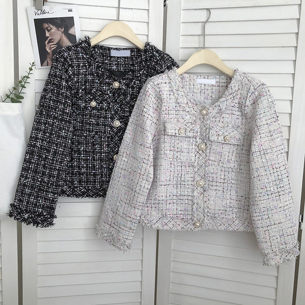 Sügisene naiste kuldsete nööpidega tviidmantel